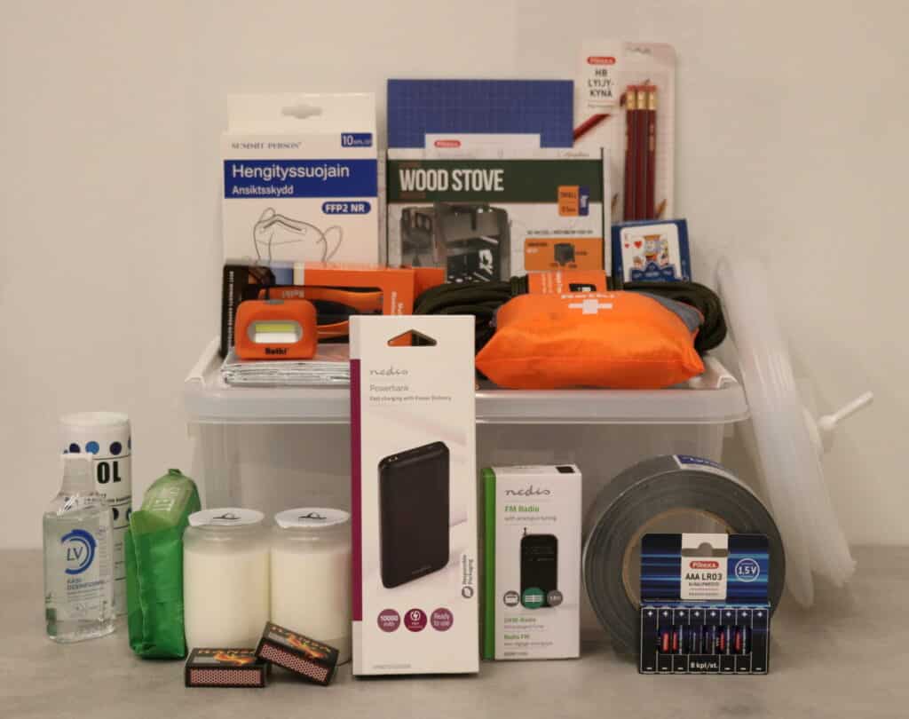 Varusteita hätätilanteita  ja kotivaraa varten.